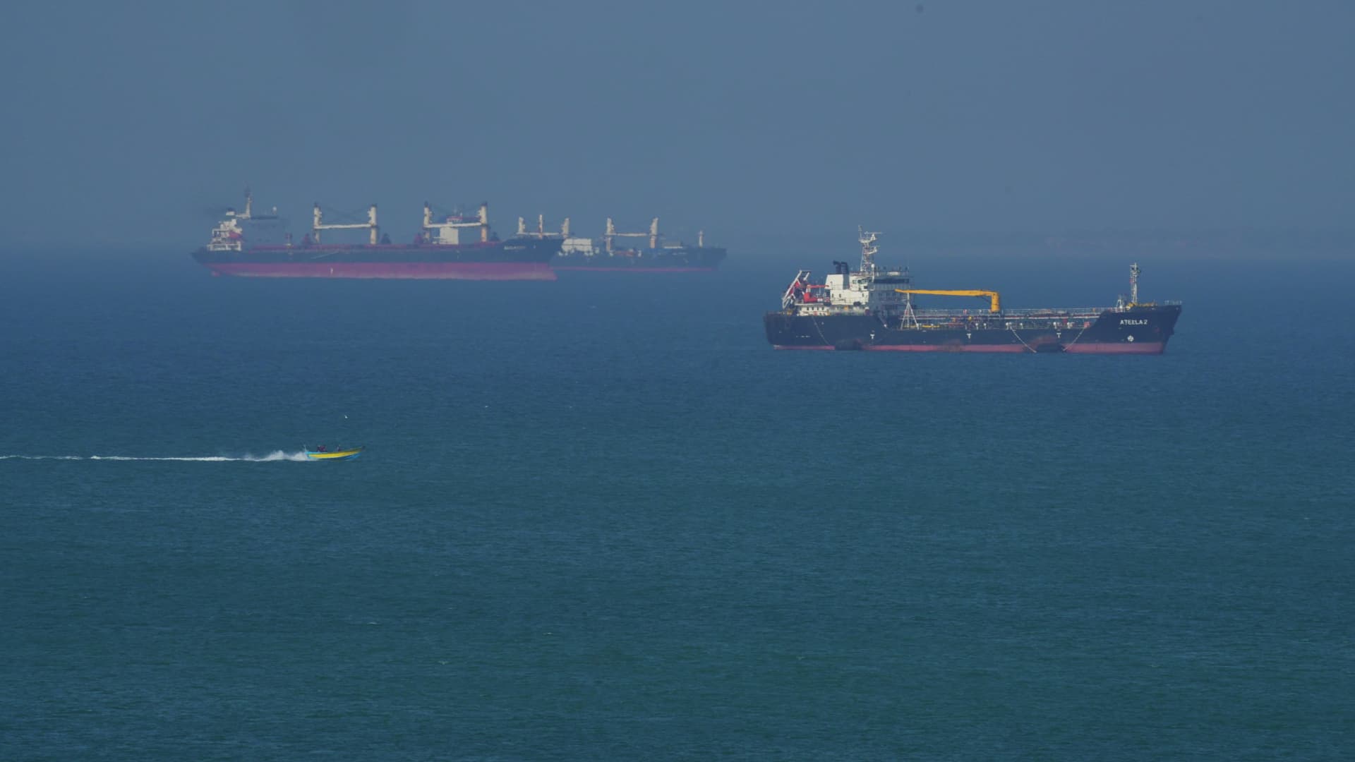 Oil rises as Trump faces crucial 60-day deadline for Iran war