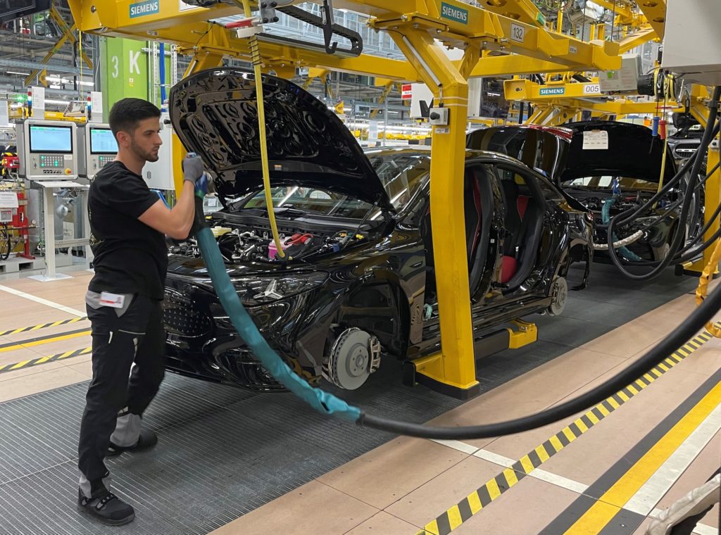 News Wrap: Trump announces 25% tariffs on cars and trucks from the EU