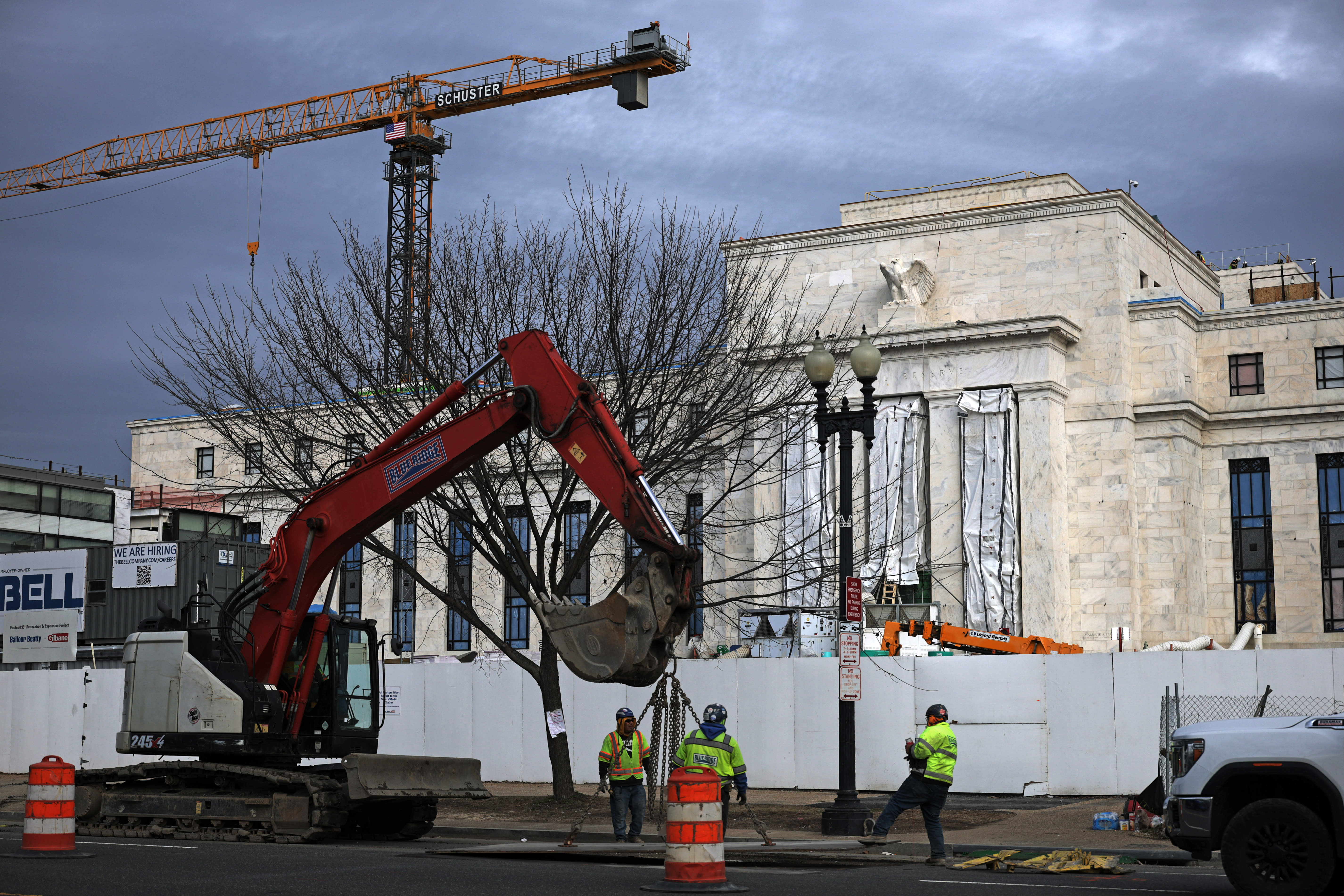 Strong Jobs Data Keeps Fed on Hold Amid Inflation Risk