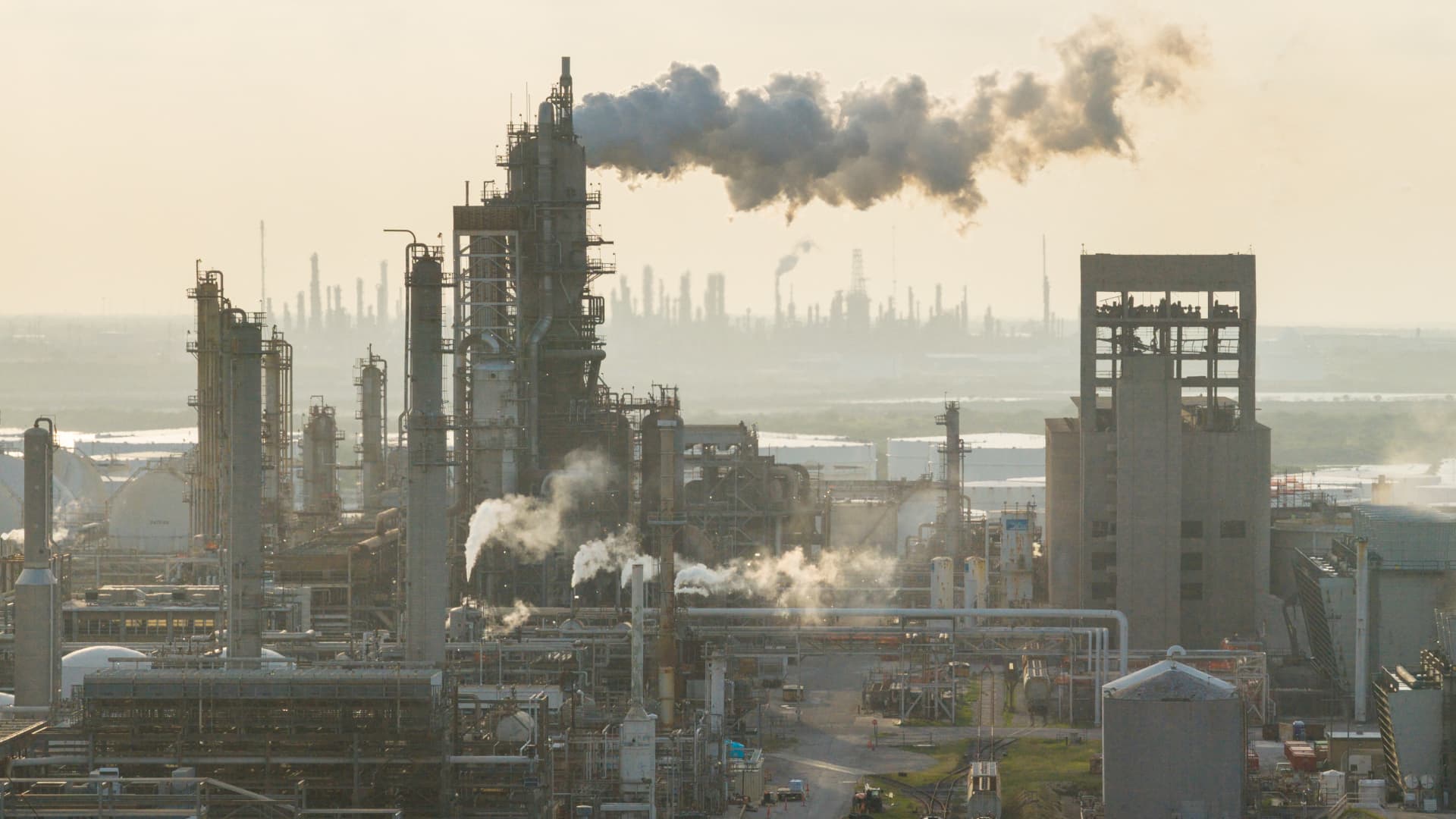 Oil resumes rally as U.S.-Iran fire exchange rattles fragile Hormuz ceasefire