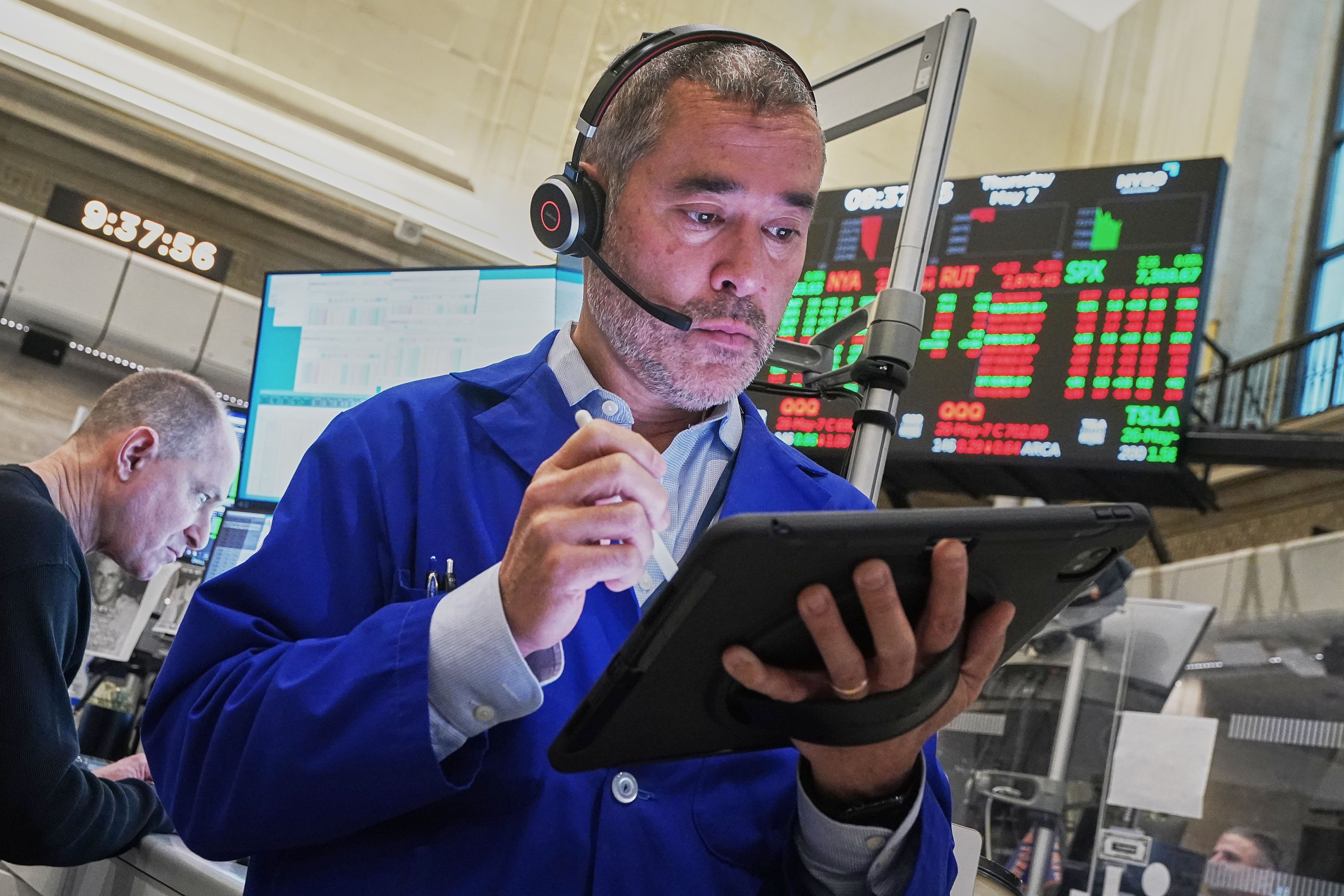 US stocks rise to records after a solid jobs report overshadows higher oil prices