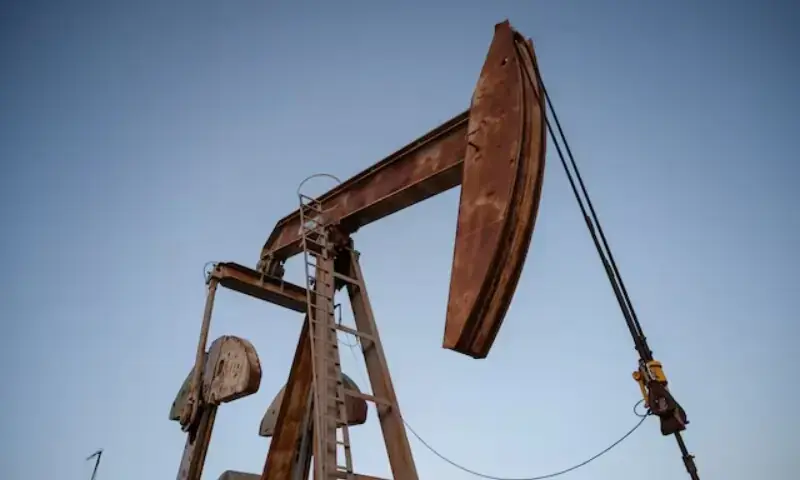 Oil Falls to Pre-War Low as Hormuz Tankers Move
