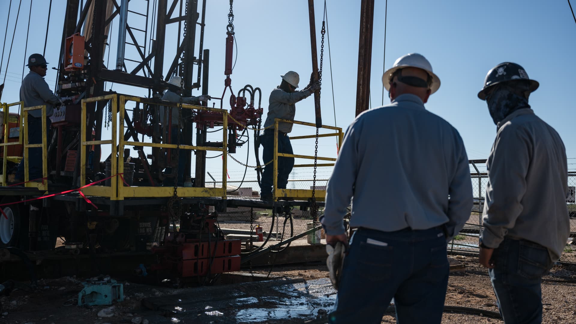 Oil Falls 4% as Trump Cancels Iran Strike